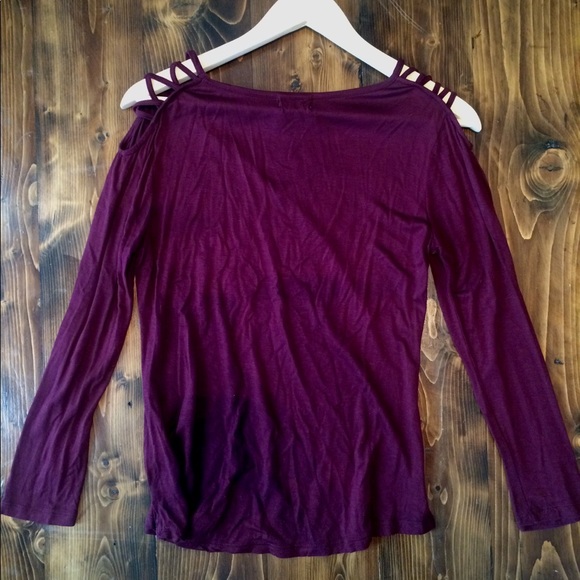 Maroon 3/4 sleeve top with shoulder lattice - Picture 2 of 4